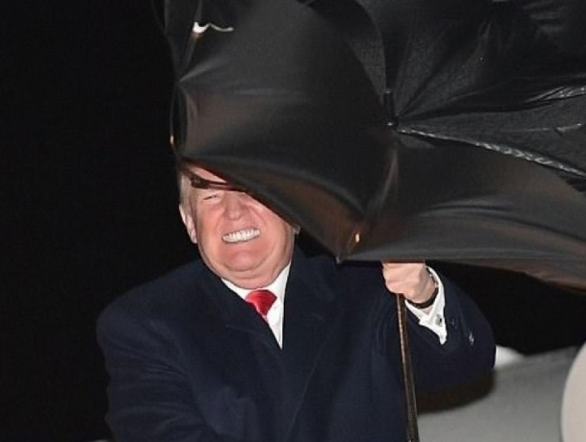 «Ловит сигналы КГБ»: борьбу Трампа с зонтом высмеяли американцы