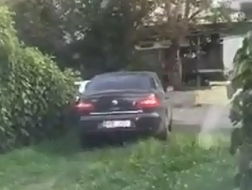 Проехавший по газону водитель попал на видео