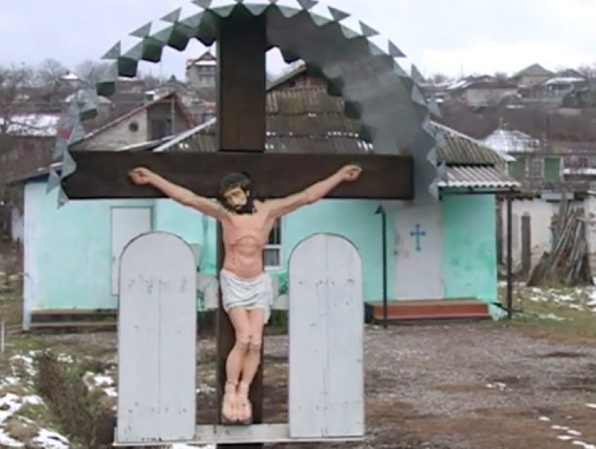 Дорогие кресты и ящик с пожертвованиями похитили из церкви в Страшенах бандиты