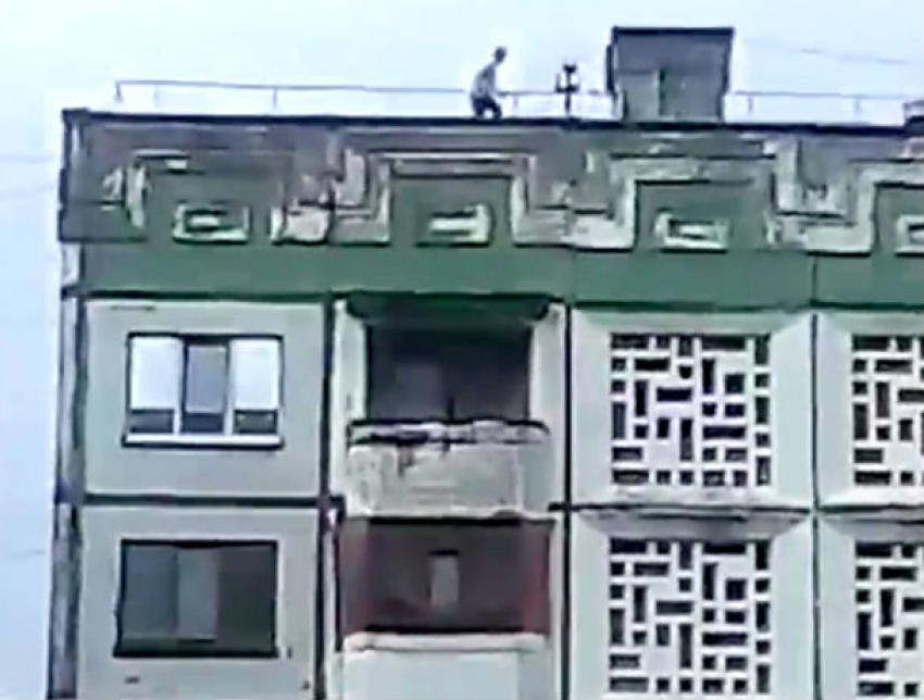 Рискованные игры подростков на крыше многоэтажки попали на видео