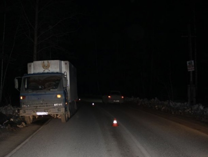 Женщина погибла под колесами грузовика на трассе у Кишинева
