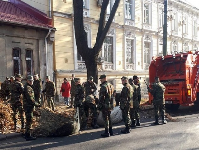 На уборку опавших листьев в Кишиневе брошены силы военных