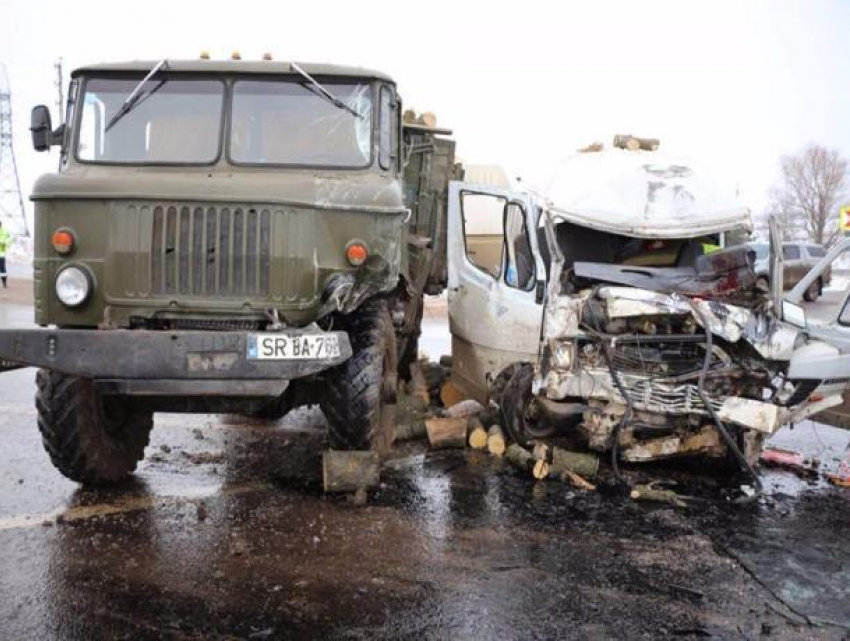 Советский грузовик уничтожил немецкий микроавтобус в столкновении на трассе Кишинев - Сорока