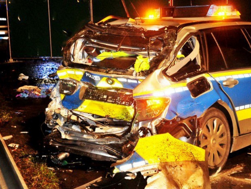 Украинец на фуре протаранил патрульный автомобиль в Германии, погибла полицейская