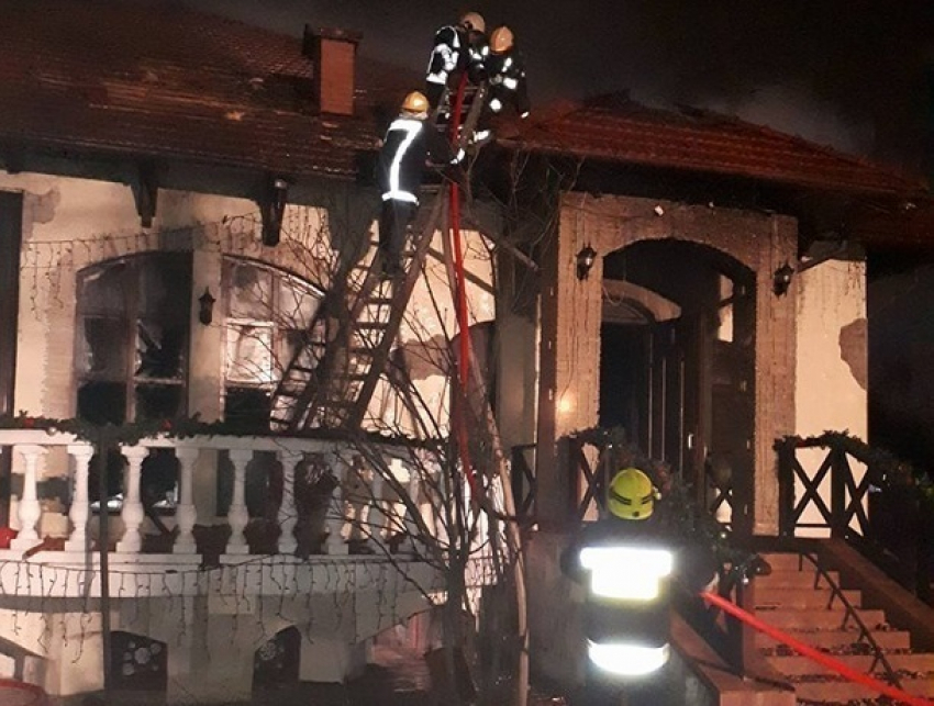 Во время свадьбы в Кишиневе загорелся ресторан «Кавказская пленница»: пострадали мужчины