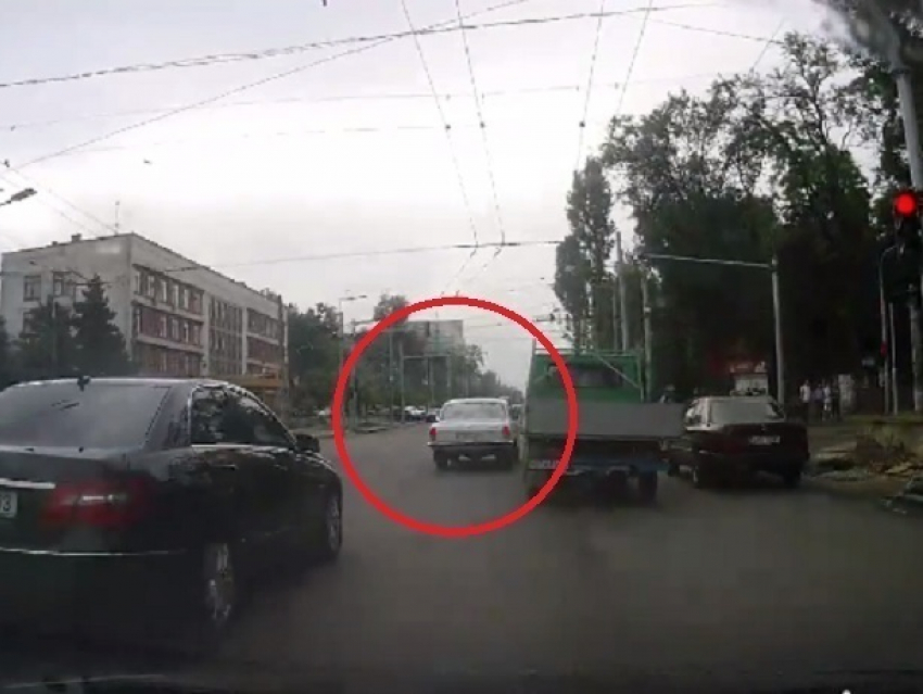 ДТП при массовом проезде на красный «стада баранов» в Кишиневе попало на видео