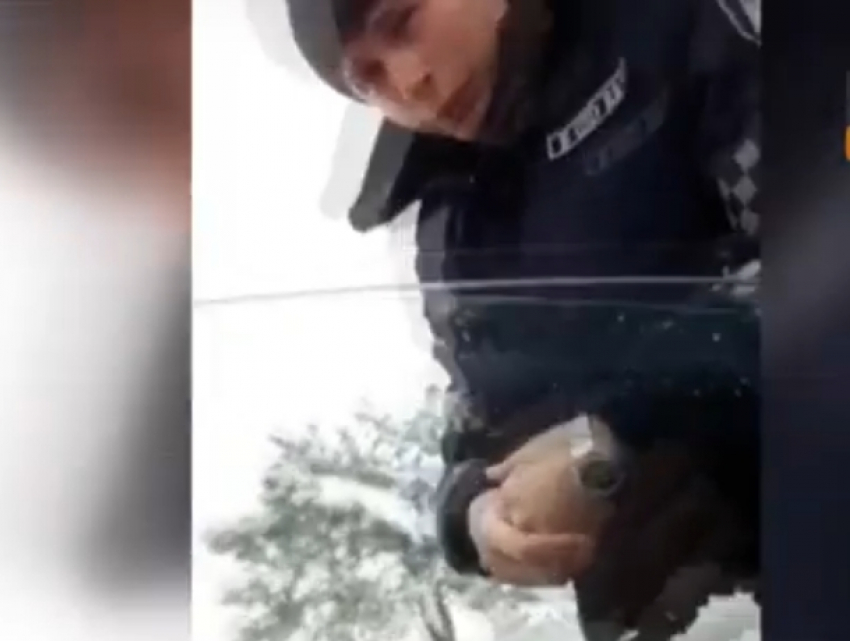 Полицейский отказался говорить по-русски с жителем Гагаузии и попал на видео