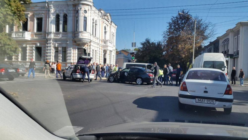 В центре Кишинева столкнулись микроавтобус и легковой автомобиль