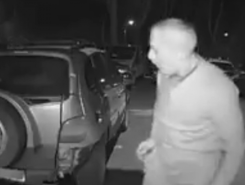 Пенсионер гневно оплевал припаркованные во дворе Кишинева машины, став героем курьезного видео 