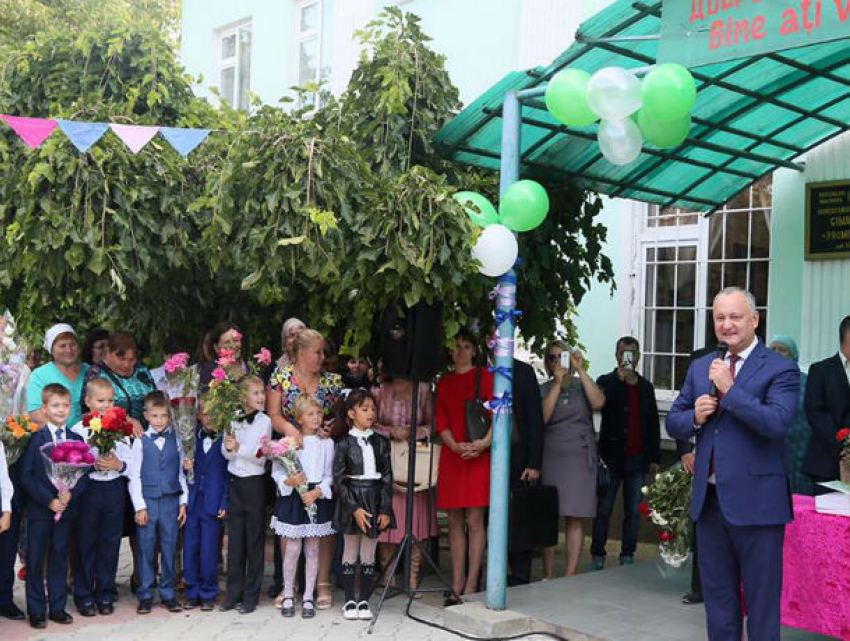 Президент Игорь Додон поздравил учителей, родителей и детей с Днем знаний
