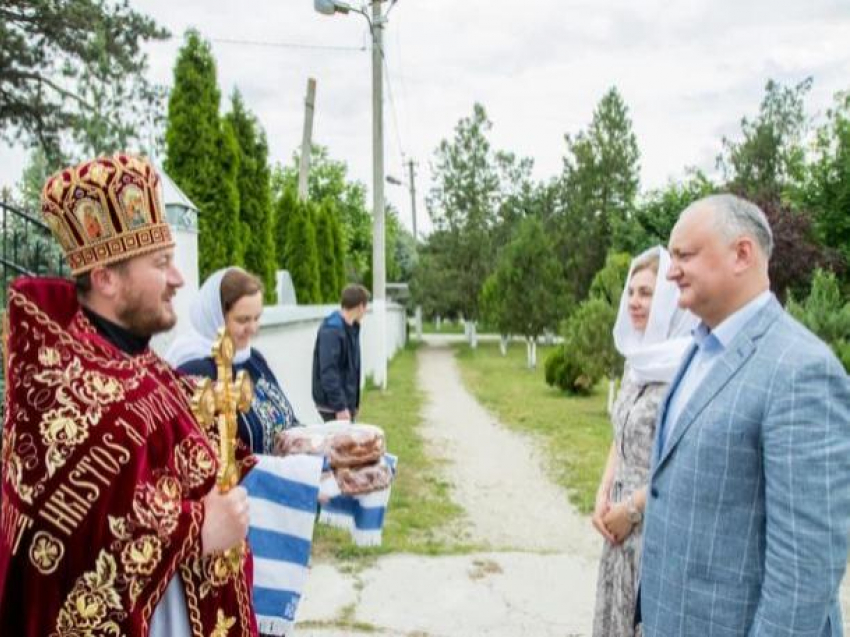 Игорь Додон посетил Криулянский район и принял участие в освящении колокола церкви Святого Архангела Михаила