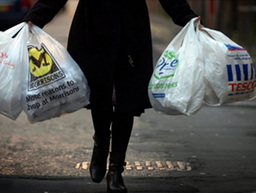 Женщину наказали за выбрасывание в столичный двор мусора и грубую брань в адрес соседа