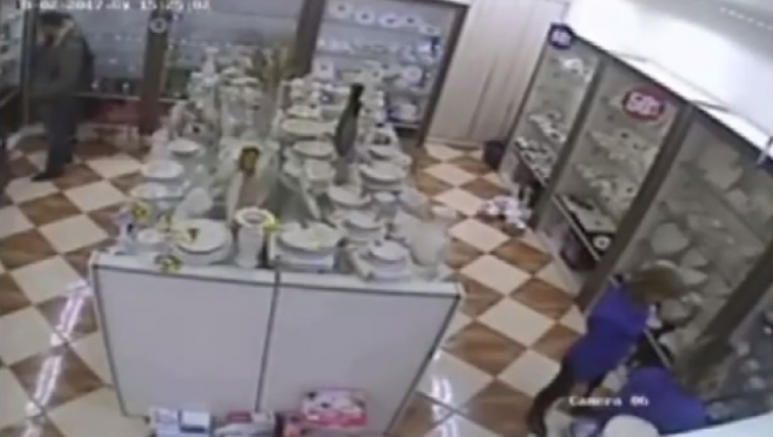 Полицейский, вовлеченный в кражу тарелки из магазина, уволился 