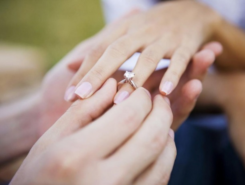 Жених чуть не оставил невесту без пальца из-за кольца – пришлось вызывать спасателей