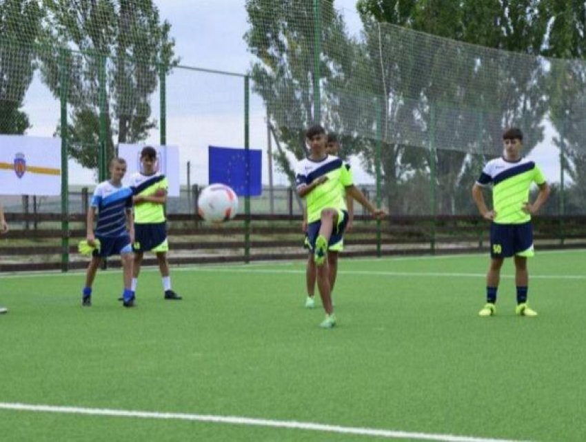 В Сынжере открыли современный спорткомплекс для занятий футболом