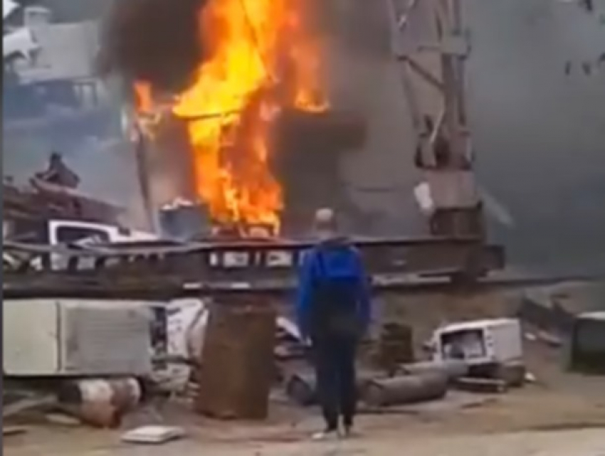В Кишиневе произошел пожар на свалке автомобилей