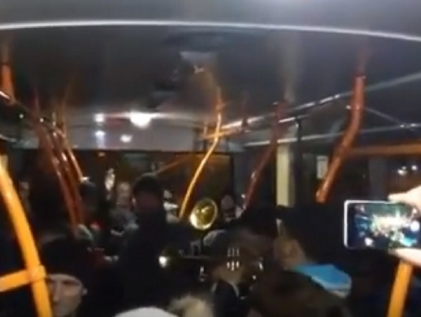 Неожиданный концерт студентов в столичном троллейбусе сняли на видео