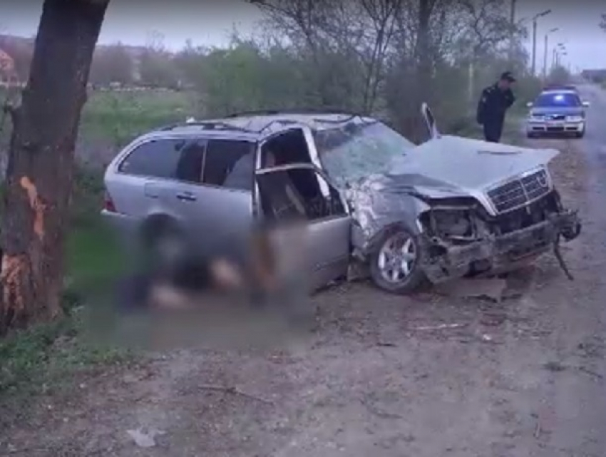 Чудовищный удар автомобиля Mercedes о дерево лишил жизни женщину под Тараклией