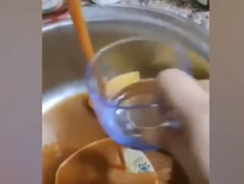 Ржавая вода течет из кранов в Ватре уже пять лет