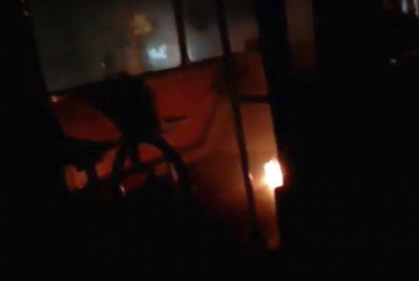Загоревшийся на ходу троллейбус в Кишиневе с паникующими пассажирами попал на видео