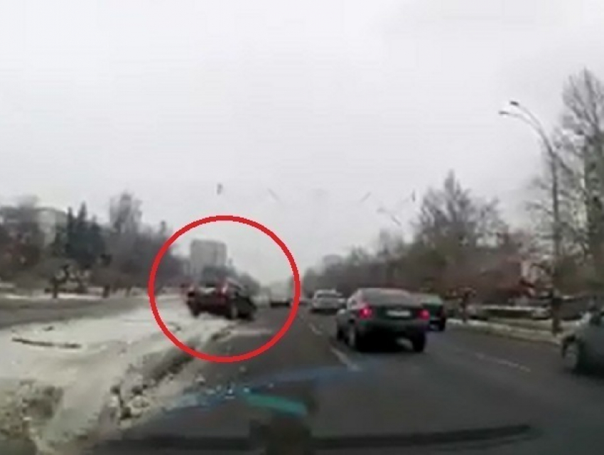 Опаснейший маневр «прыгающего» внедорожника в Кишиневе сняли на видео