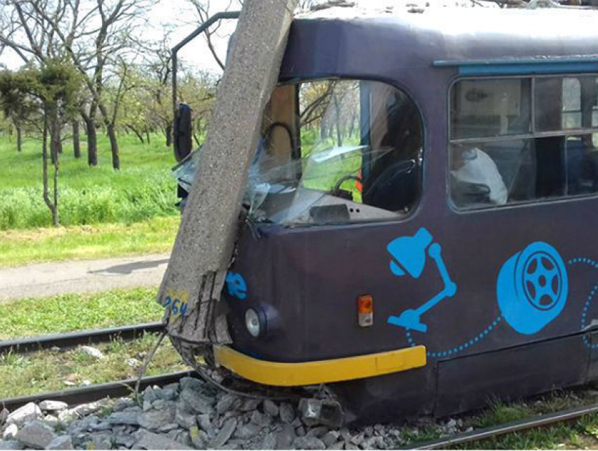 Трамвай в Одессе сошел с рельсов и врезался в столб: пострадали пассажиры