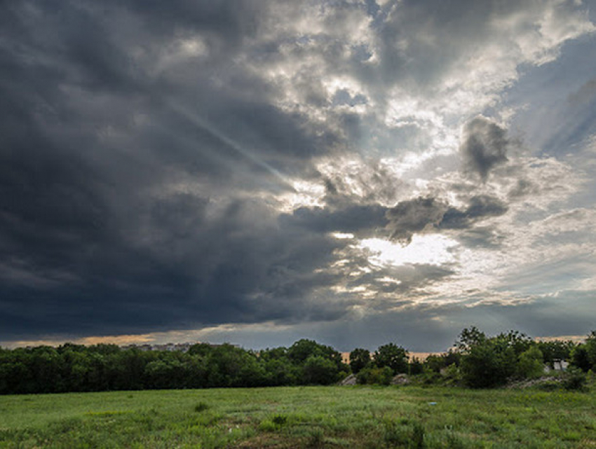 Погода вновь меняется: во вторник в Молдове ожидается гроза и сильный ветер 