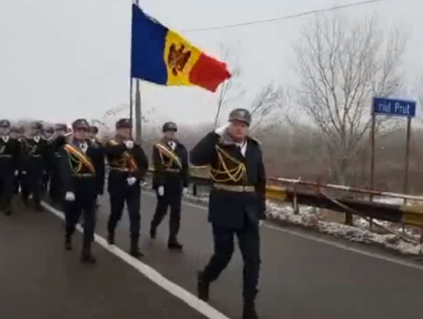 Колонна молдавских военных четким маршем ушла за Прут в Румынию
