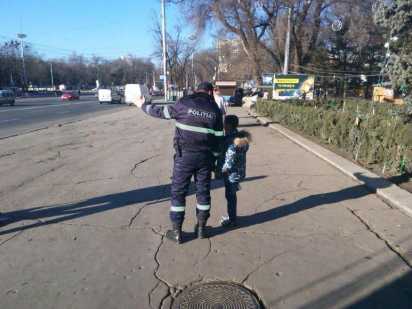 В Кишиневе родители теряют детей на площади Великого национального собрания