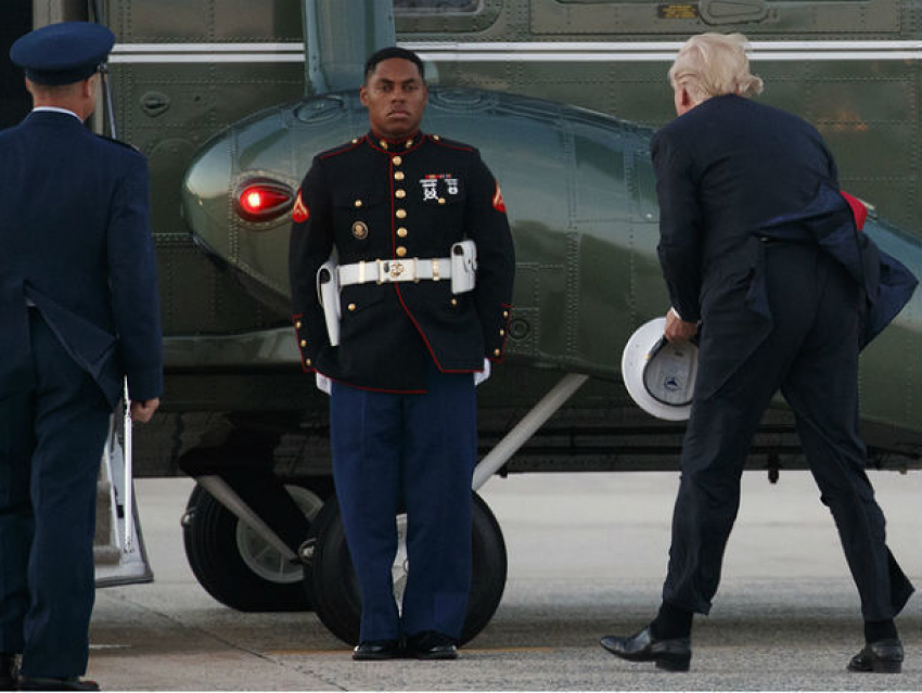 Видео нелепой борьбы Трампа с ветром за фуражку морпеха потрясло Америку