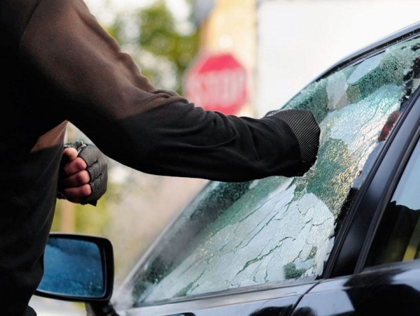 Мстительный сосед с молотком совершил автомобильный погром в Рыбнице