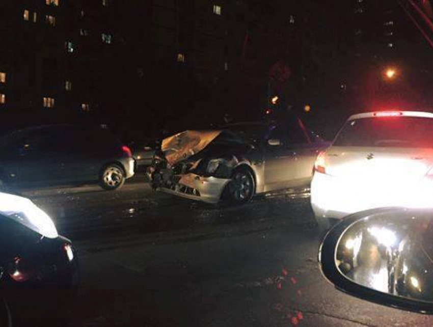 В столице произошла авария: капот одной из машин всмятку 