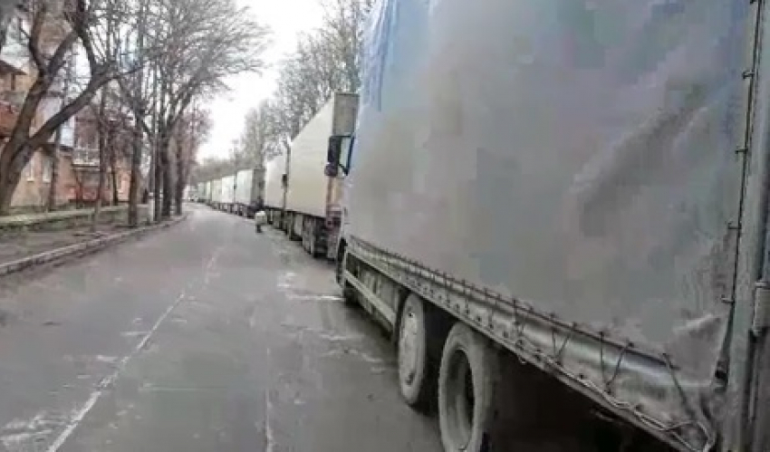 У таможни Отачь образовалась огромная очередь из фур