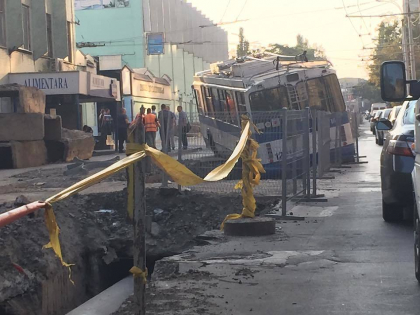 В Кишиневе троллейбус провалился в траншею