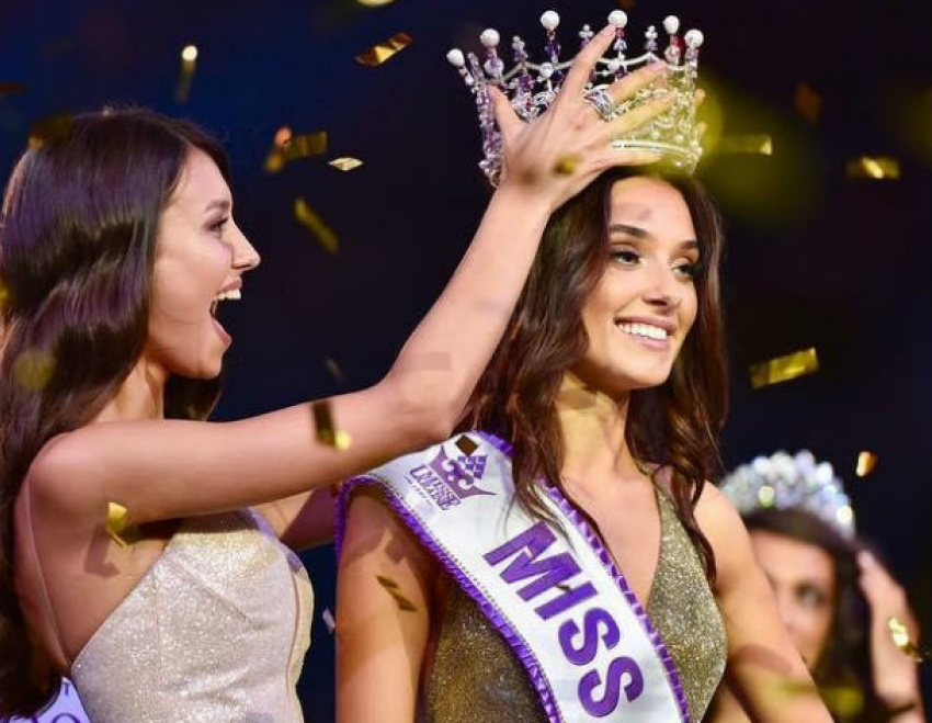 Скандал с Мисс Украина-2018: у победительницы с маленькой грудью отобрали корону из-за ее ребенка