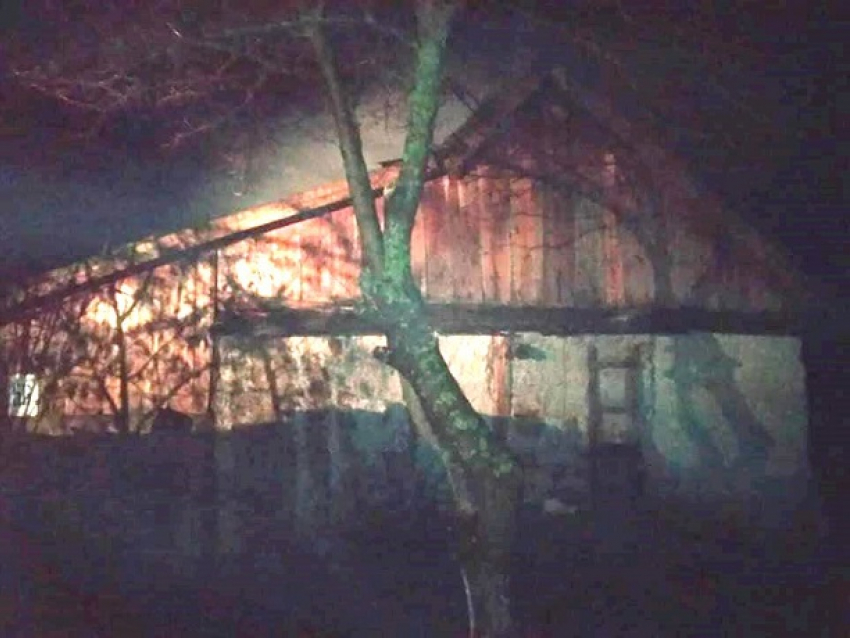 В Каушанах пожарные вытащили из горящего дома перепуганных людей и газовый баллон
