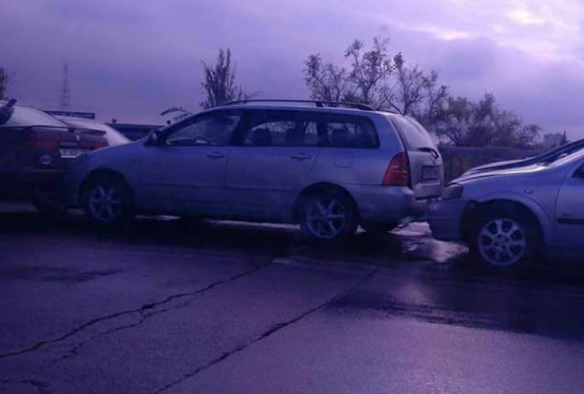 Цепное столкновение автомобилей спровоцировало пробку по мосту в Кишиневе