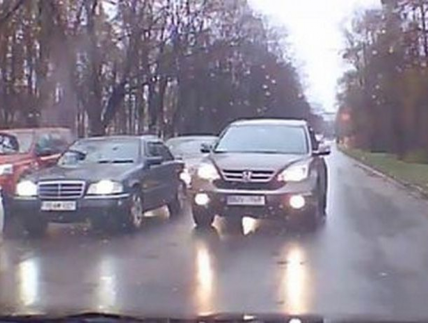 Автохам объехал пробку на «встречке» и спровоцировал столкновение машин на Рышкановке