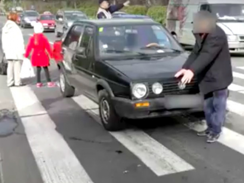 Гибель женщины под колесами автомобиля на зебре в Кишиневе попала на видео