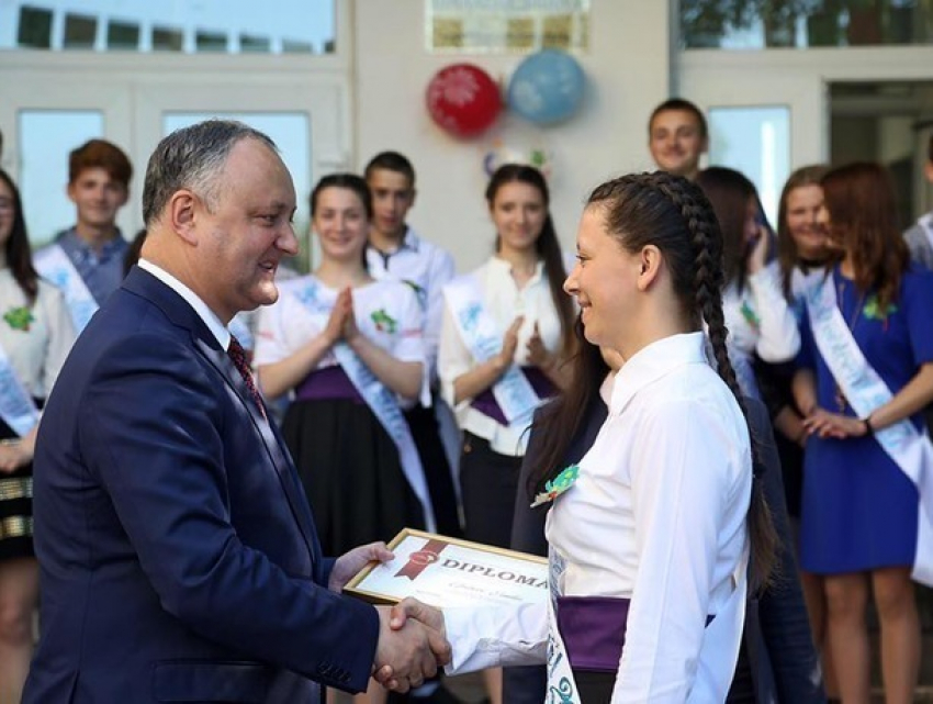 Лучших учеников в родной школе наградил Игорь Додон 