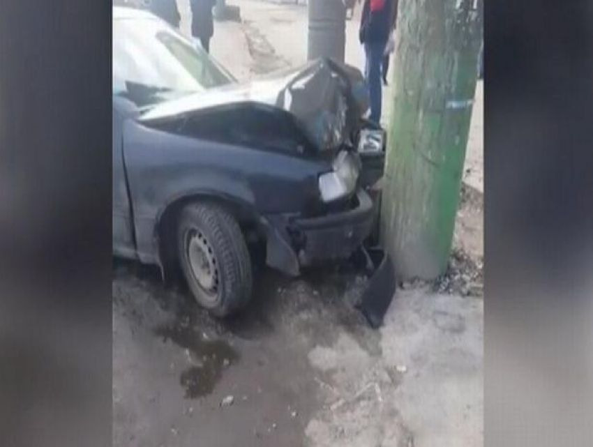 Хотел выехать с парковки, но угодил в столб - в столице в аварию попал пьяный водитель автомобиля Opel Vectra