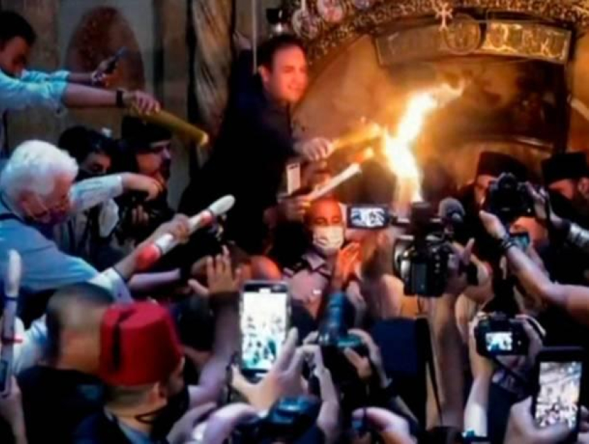 В Иерусалиме сошел Благодатный огонь! Вечером его доставят в Кишинев 