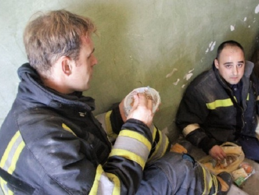 Власти рассказали, чем кормят спасателей и пострадавших при взрыве дома на Рышкановке