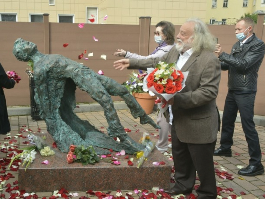 Ангел со сломанными крыльями, ломающий мозг - мнение из соцсетей о памятнике Есенину в Москве