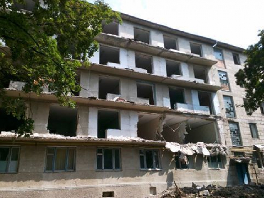 В Кишиневе начали сносить общежитие Госуниверситета 