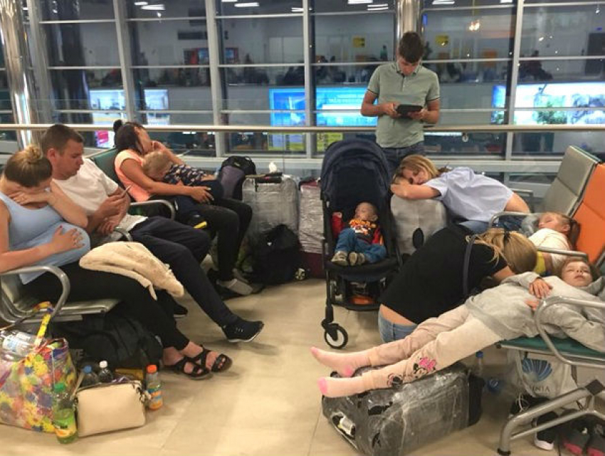 «Рейсы закончились до вторника»: из-за удара молнии пассажиры не смогли вылететь из Кишинева в Санкт-Петербург