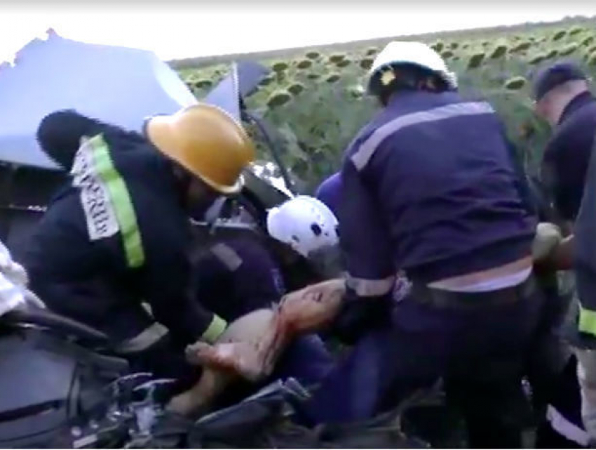 Извлечение погибших мужа с женой и спасение раненых из искореженных автомобилей в Кишиневе сняли на видео