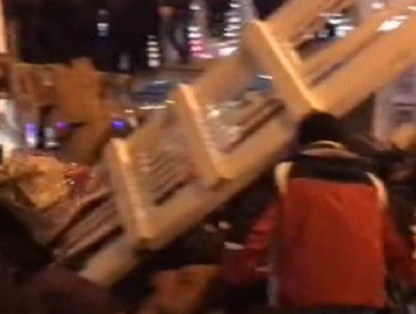 В Москве в новогоднюю ночь обрушился деревянный мост, пострадали 13 человек (видео) 
