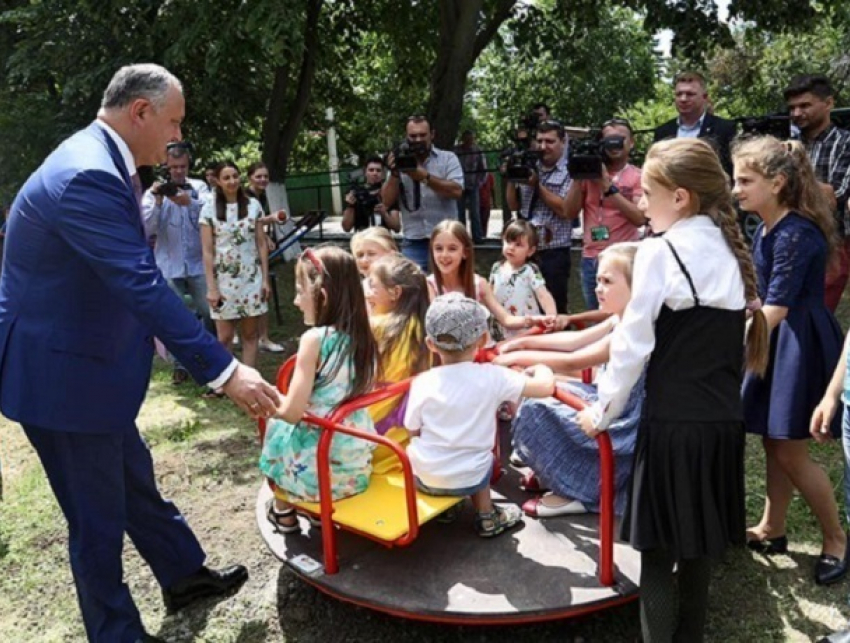 Чета Додон подарила игровую площадку отремонтированному детсаду в Садова