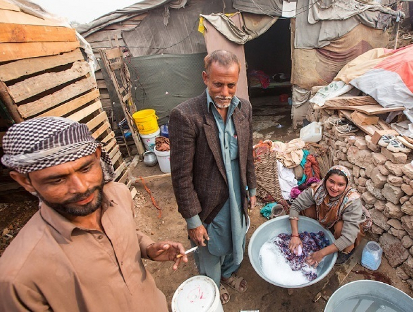 Житель мусорных трущоб стал миллиардером вопреки своей воле